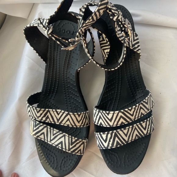 Crocs Black and White Geometric Women's Wedge Sandals size 8 - Picture 2 of 12